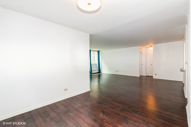 Building Photo - Large 1 Bed/Bath Evanston Condo with TWO P...