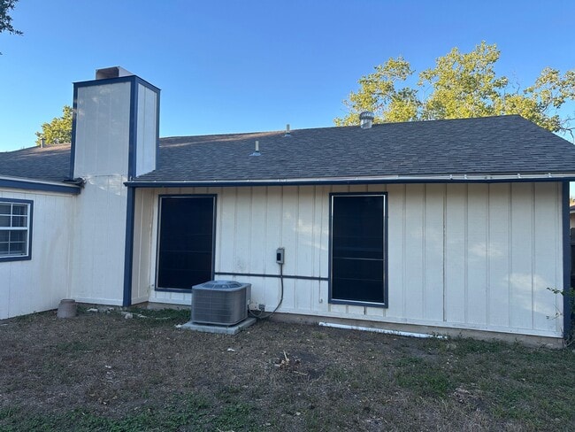 Building Photo - 5922 Lakedale St