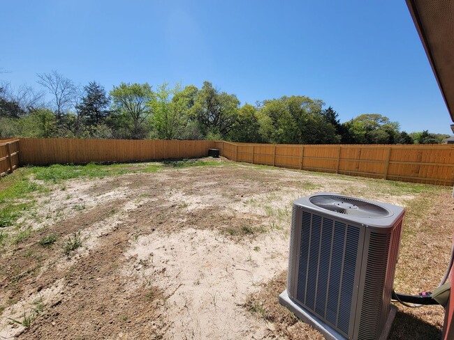 Building Photo - Bryan -3 bedroom / 2 bath / 2 car garage / Large fenced in back yard.