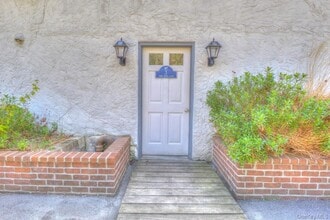 Building Photo - 3 Toms Point Ln