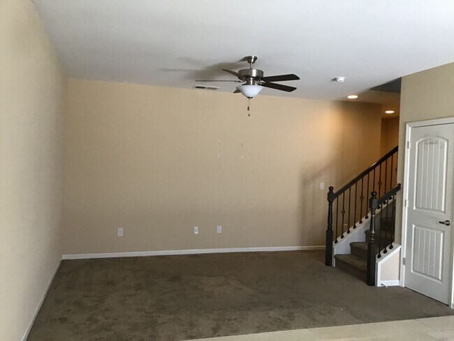 Building Photo - Luxury Living Awaits: Spacious Home with G...
