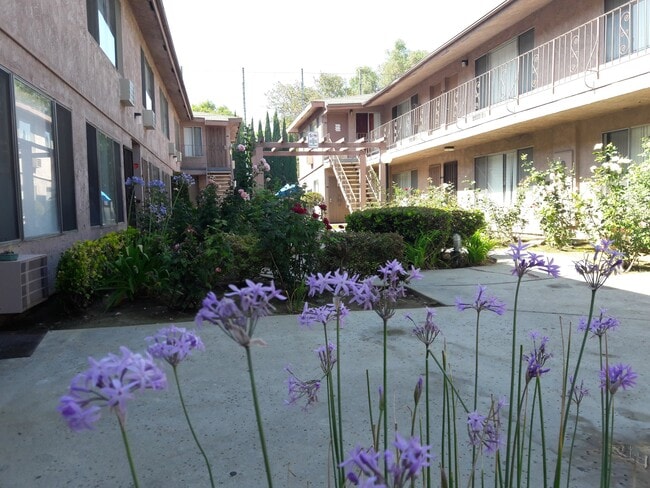 Building Photo - 9146 Somerset Blvd