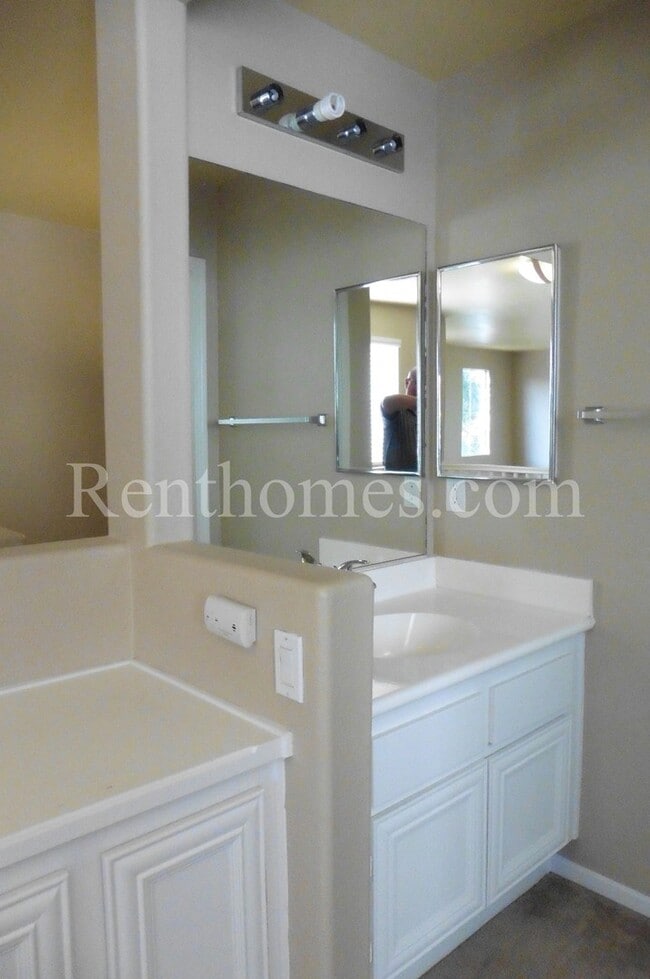 Building Photo - Torrey Highlands, 7750 Via Belfiore #4, AC, Fireplace, Garage, Community Pool and Spa!