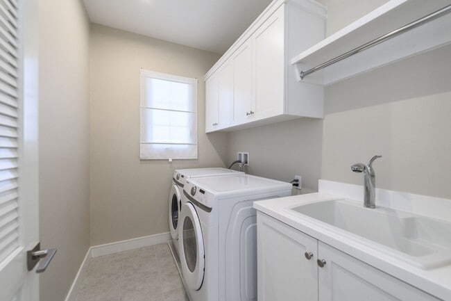 Building Photo - 3bedroom/3 bath/Gated Orchard Hill/Detache...