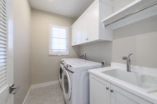 Building Photo - 3bedroom/3 bath/Gated Orchard Hill/Detached House for rent