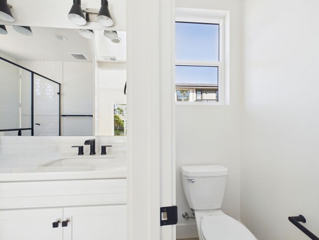 Building Photo - 709 Passion Ct