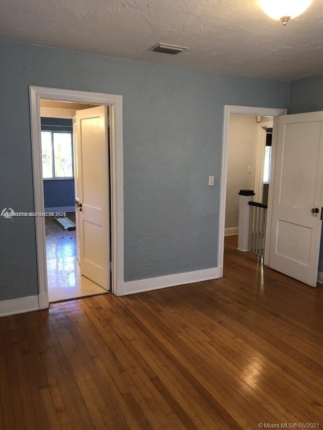 Building Photo - 329 W 28th St