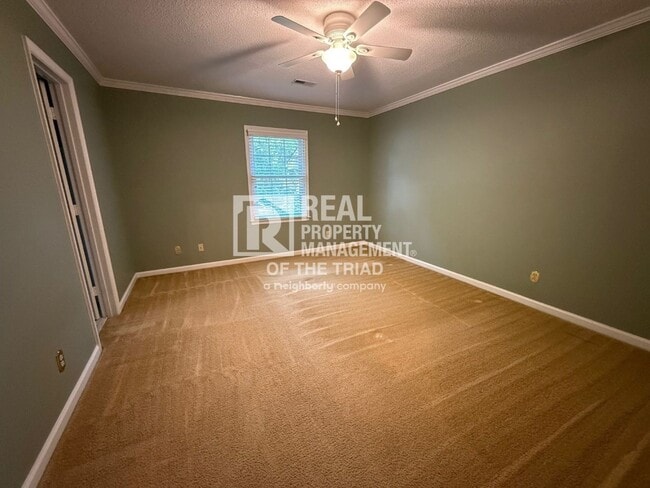 Building Photo - 3 Bedroom/ 2.5 bath Townhouse in Greensboro