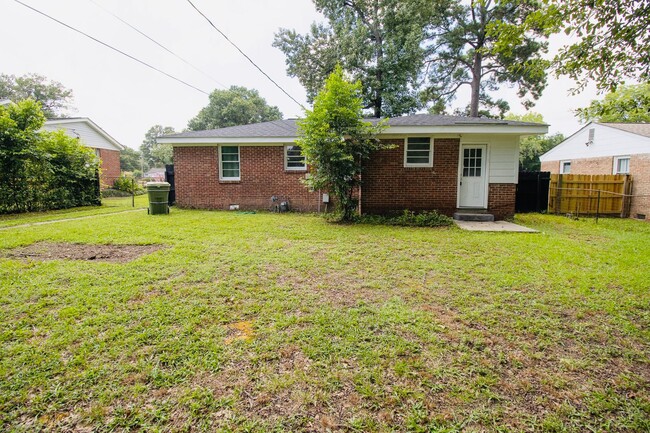 Building Photo - 3 Bedroom, 1 Bathroom Charmer in Cayce - A...