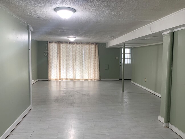 Building Photo - MOVE IN READY, APPLY NOW!!