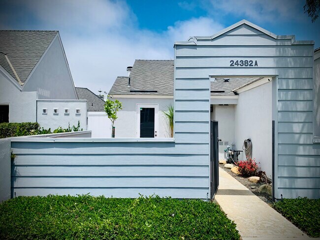 Building Photo - 24382 Lantern Hill Dr