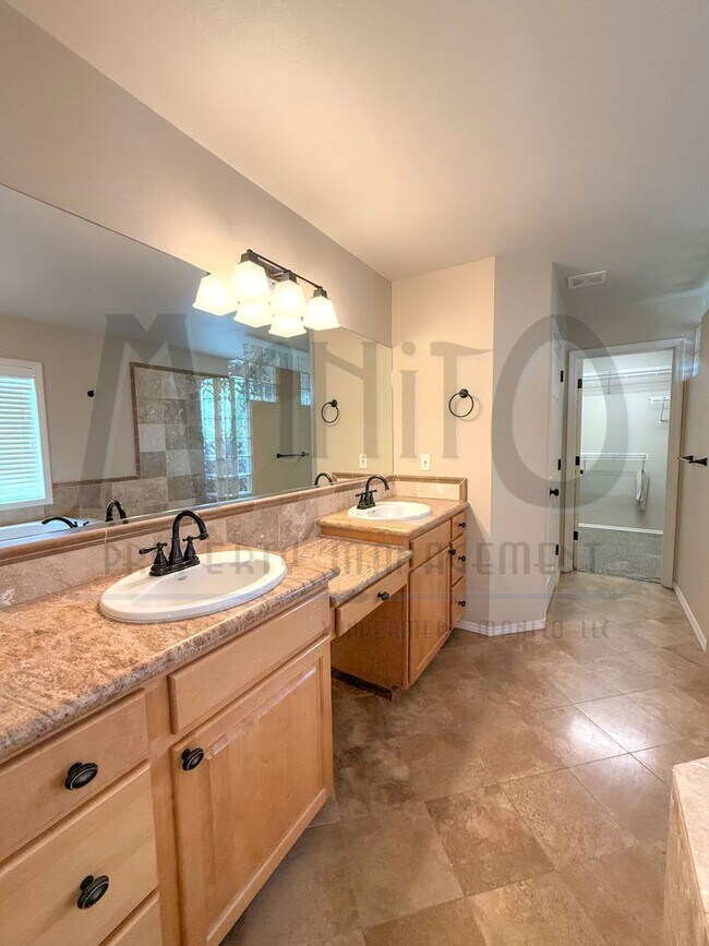 Building Photo - Beautiful Carnahan Crest Townhome