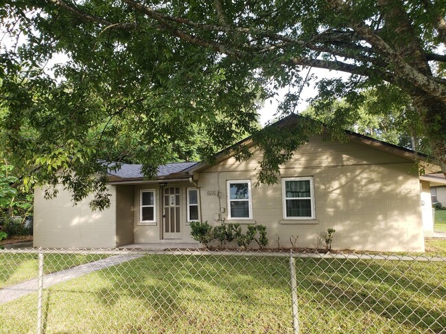 Building Photo - Updated 2 Bedroom Home With Fenced Yard