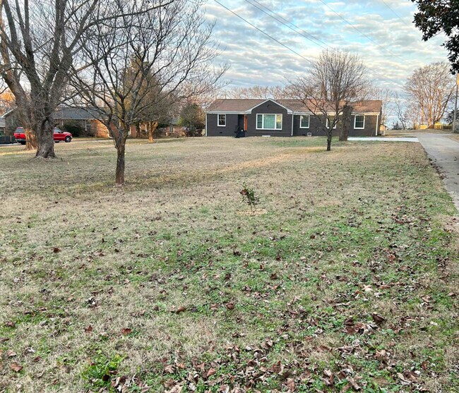 Building Photo - 2948 McGavock Pk