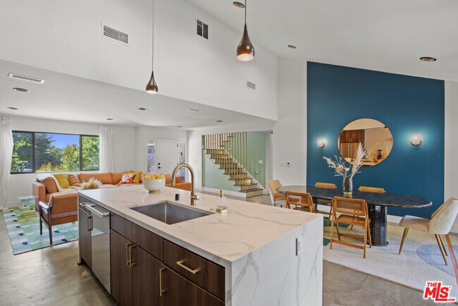 Building Photo - 4765 Round Top Dr