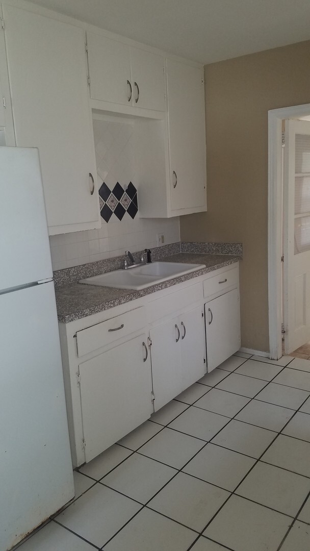 Building Photo - Three Bedroom One Bathroom House