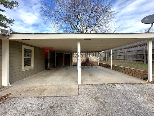 Building Photo - Available Now! 2 Bedroom 1 Bath Across fro...