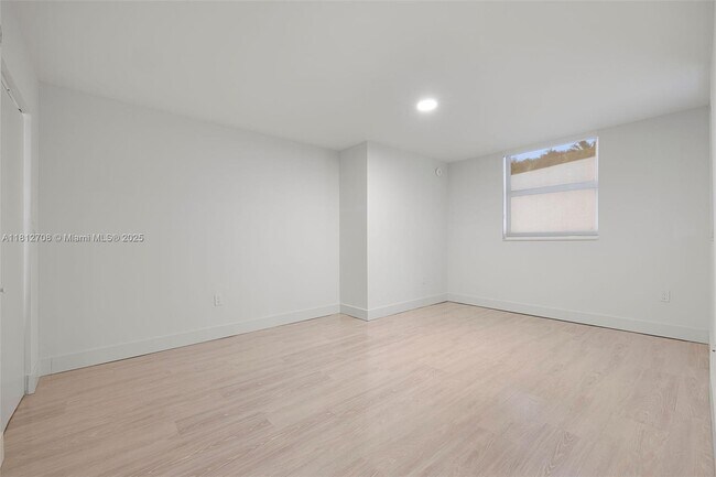 Building Photo - 1756 N Bayshore Dr