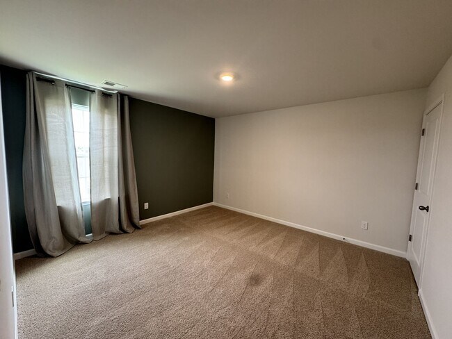 Building Photo - ***** $200 OFF FIRST MONTH RENT *****