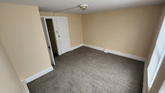 Building Photo - 3 bedroom 1 bathroom