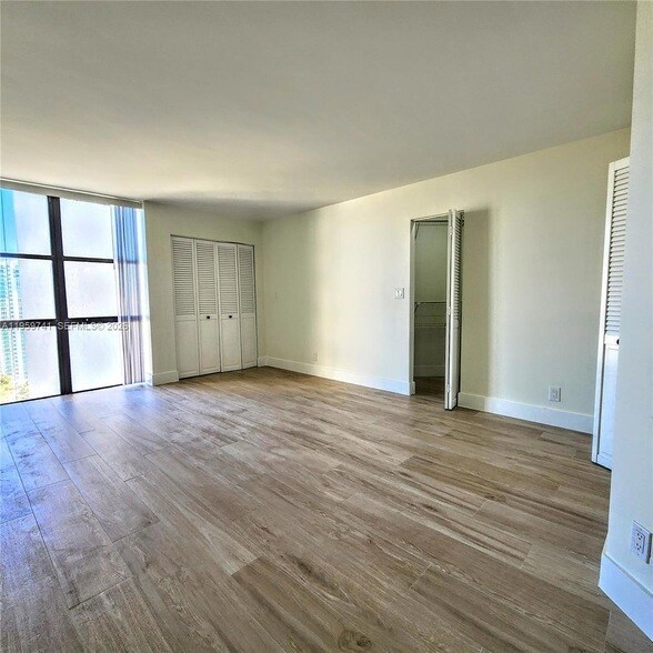 Building Photo - 18181 NE 31st Ct