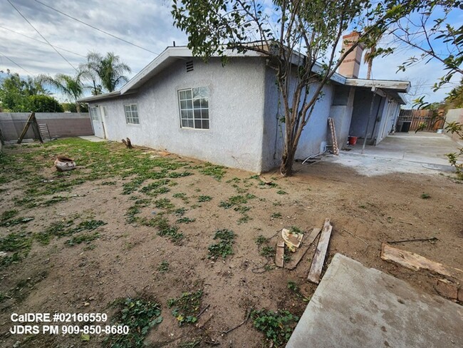 Building Photo - Rialto 5 Bedroom Home