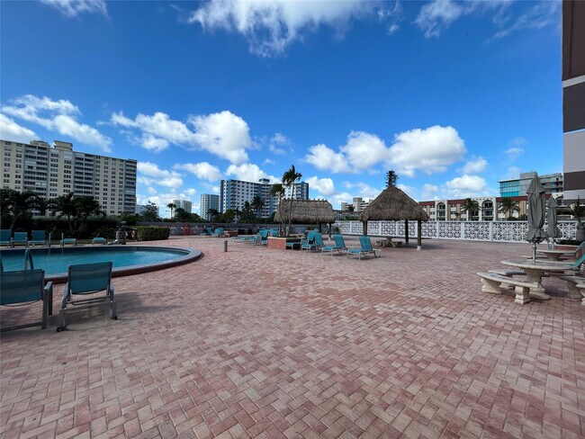 Building Photo - 405 N Ocean Blvd