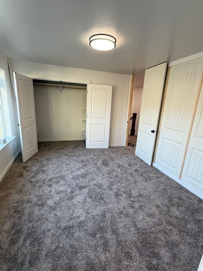 Building Photo - 504 S 5th St