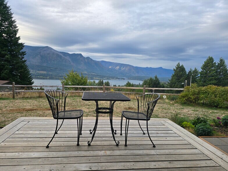 Patio Deck - 320 NE Wisteria Way