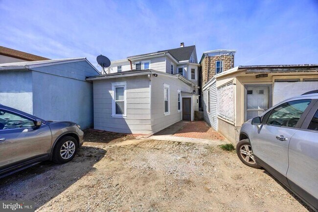 Building Photo - 117 S Pavilion Ave