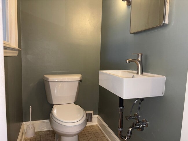 Building Photo - 3 Bedroom, 1.5 Bathroom House in Winston-Salem!