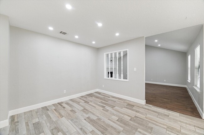 Building Photo - 2511 Nelwood Dr