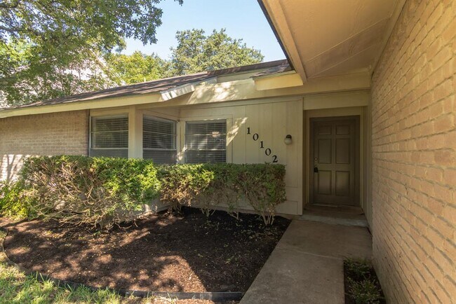Building Photo - 10102 Missel Thrush Dr