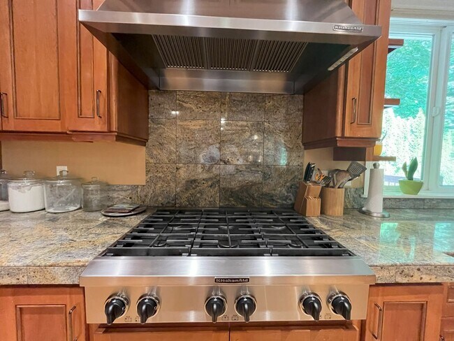 Building Photo - Forest-View Luxury Home with 5 Bedrooms, Luxury Primary Suite & Gourmet Kitchen