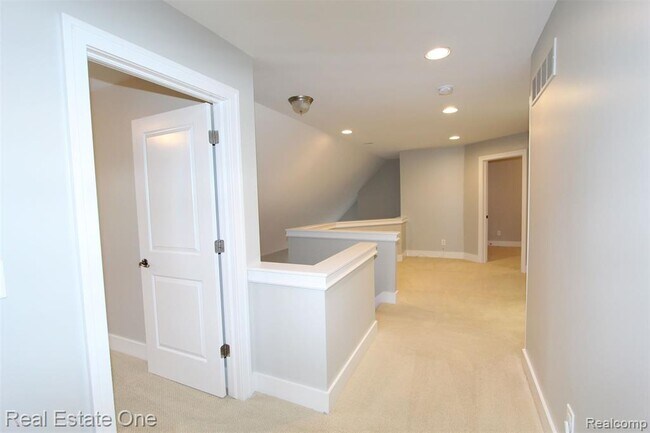 Building Photo - 1090 Oakwood Dr