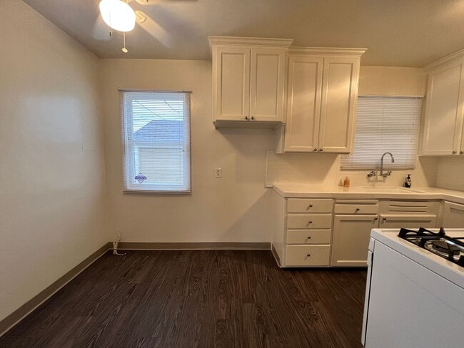 Building Photo - Centrally located 3-bedroom house