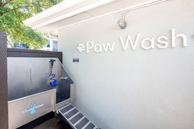 Building Photo - 1620 E Riverside Dr