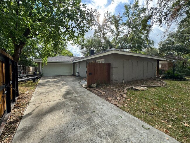 Building Photo - 1907 Ashford Hollow Ln