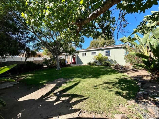 Building Photo - 2 Bed 1 Bath House with Large Yard in Cent...