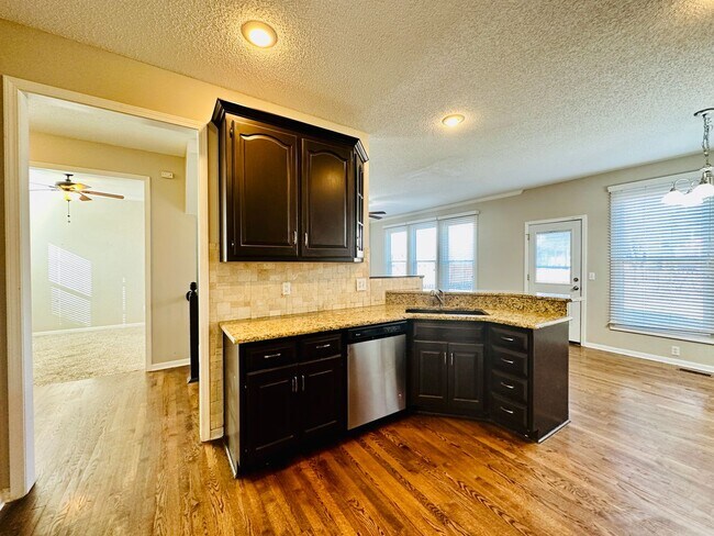 Building Photo - **BRAND NEW CARPETS** Beautiful Home in Bl...