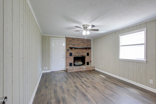 Building Photo - Four Bedroom with Bonus Room and a detache...