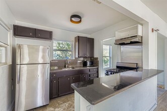 Building Photo - 1013 E 3rd St