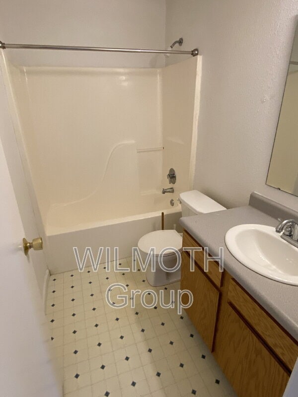 Building Photo - 5251 Bluff View Dr