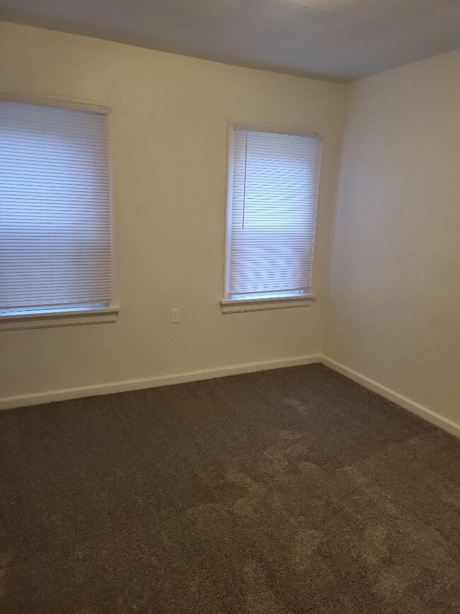 Building Photo - 1/2 off 1st Month's Rent - Charming Vintage Three Bedroom In Camas