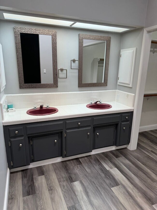 Building Photo - 3 bedroom 2 bath home in The Oaks