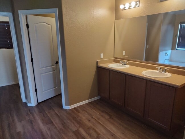 Building Photo - Beautiful 4 Bedroom - 2.5 Bath with Lots of Bonuses - Gilbert