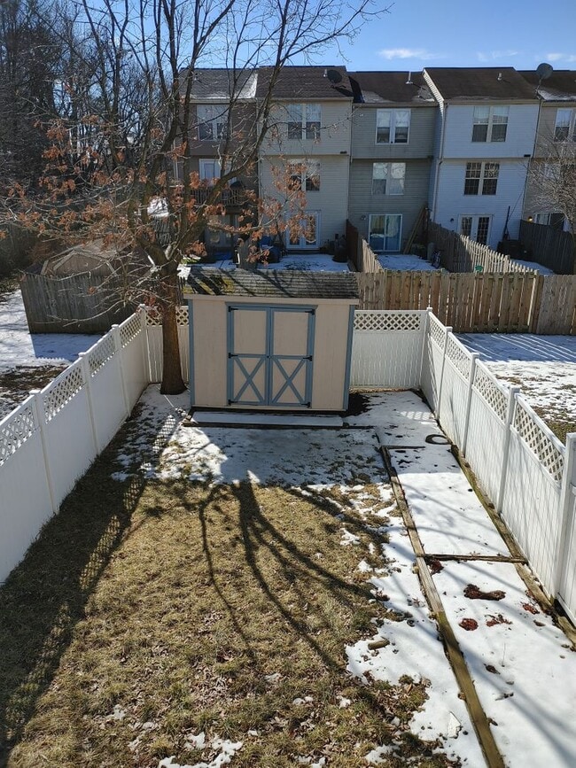Building Photo - WOODBRIDGE CENTER END OF GROUP TOWNHOUSE