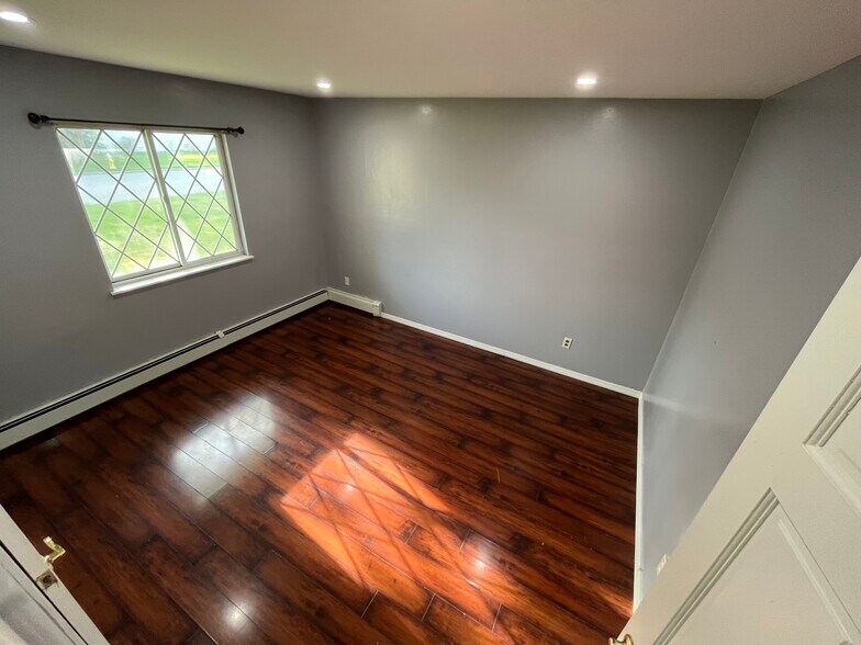 Building Photo - 33 Country Greens Dr