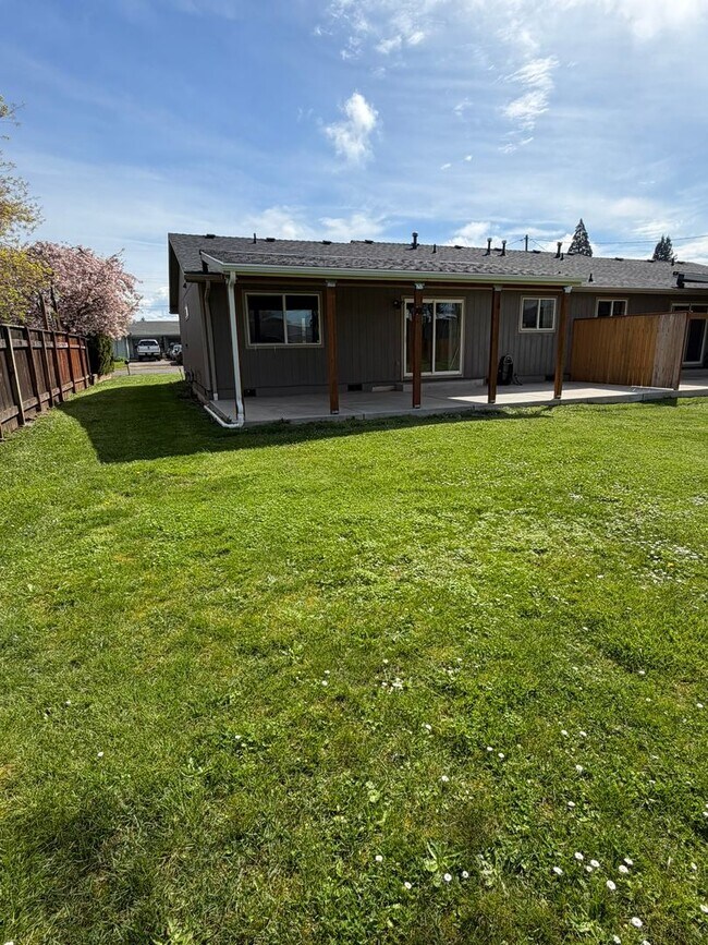 Building Photo - 370 11th St