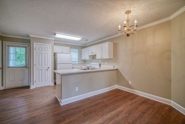 Building Photo - Charming 2 BR, 2.5 BA, 2-Story Townhome fo...